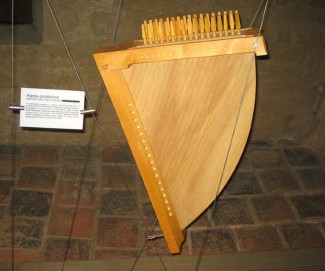 Harpe Psaltery from the middle ages at the Royal Abbey of Nieul sur L'Autise France (reproduction) From the 12th through the 15th centuries, psalteries are in evidence in manuscripts, paintings and sculpture throughout Europe. They vary widely in shape and the number of strings (which are often, like lutes, in courses of two or more strings). This Is the kind of instrument that a troubadour would have used to accompany his songs