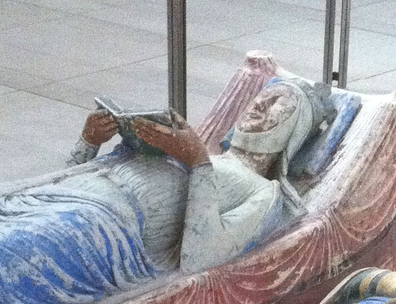 Eleanor of Aquitaine effigy shows her holding an open book